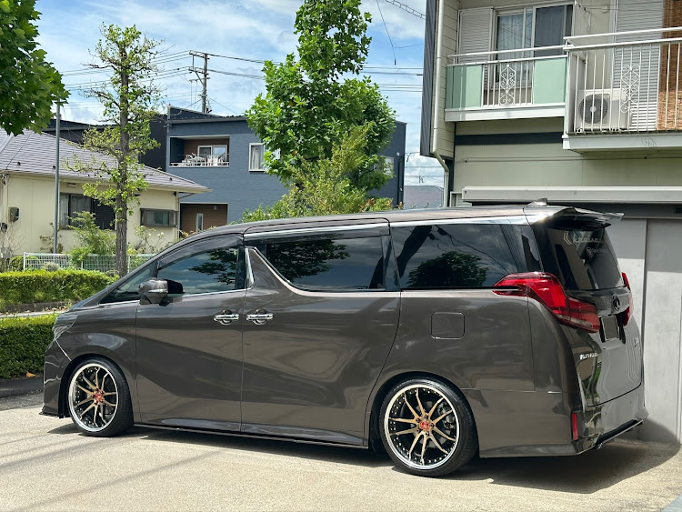 アルファードのいつもイイネ&コメントありがとうございます🙇‍♂️・グラファイトメタリック・洗車の頻度ってどのくらい？に関するカスタム事例の投稿画像2枚目