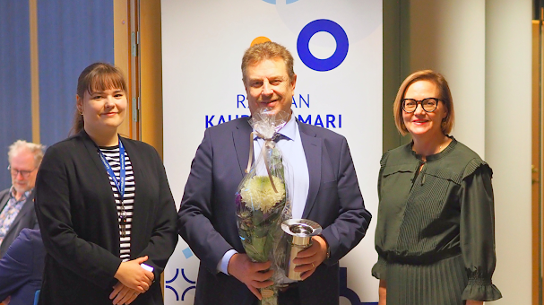 Kuvassa oikealta katsoen: Rauman kauppakamarin toimitusjohtaja Nina Pere, Tammisto-Yhtiöiden toimitusjohtaja Markku Heinonen & kauppakamarin palvelukoordinaattori Heini Yli-Antola. Kuvannut Niina Laine.