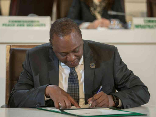 President Uhuru Kenyatta signs the agreement establishing the African Continental Free Trade Area (AfCFTA) on behalf of Kenya, March 21, 2018. /PSCU