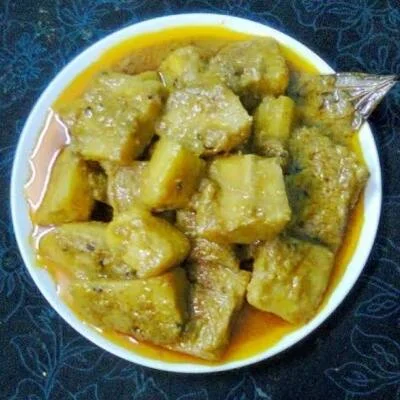 Kacha Kola With Papaya Tarkari And Rice