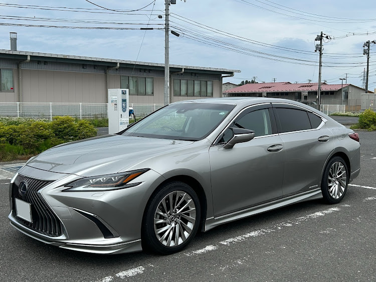 ESのボディカラー図鑑・ES300h・バージョンL・ソニックチタニウム・TRDエアロに関するカスタム事例の投稿画像1枚目