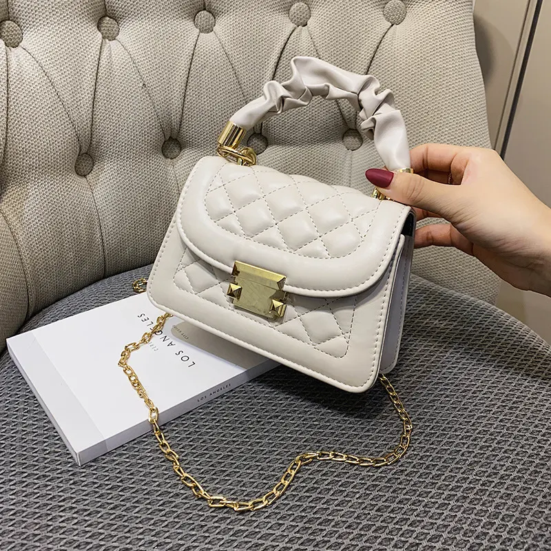 Chain crossbody bag voor dames. Stijlvolle schoudertas met ketting. Perfect voor het veilig en modieus meenemen van je essentials, ideaal voor uitgaan.