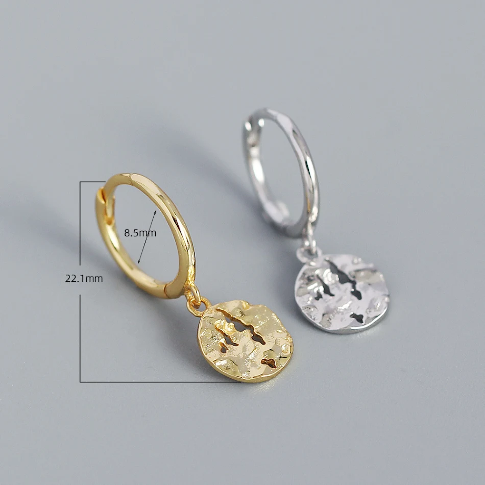 Brincos de prata S925 com design metálico irregular. Toque moderno e elegante. Perfeitos para realçar seu estilo e adicionar sofisticação.