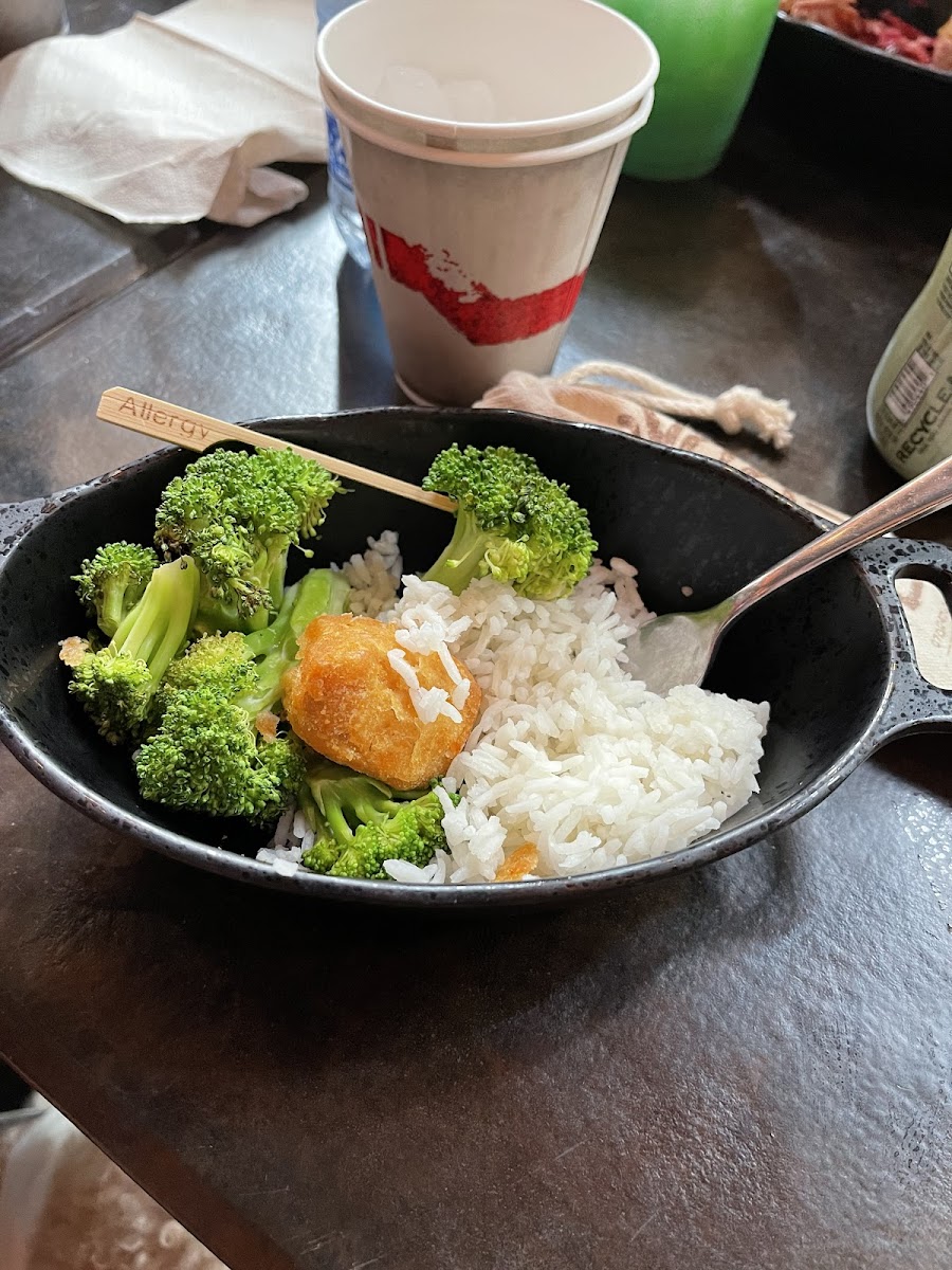 Fried endorian chicken yip-yap:  Crispy chicken served with white rice and roasted vegetables! I did not get sick and the chicken was mouthwatering❤️