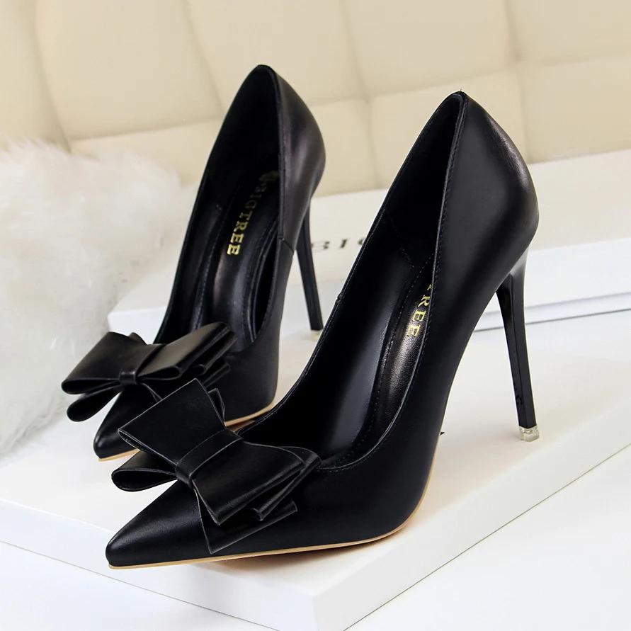 Escarpins à bout pointu et bouche basse, parfaits pour un style élégant et confortable. Idéals pour toutes les occasions, ces chaussures allient élégance et bien-être.
