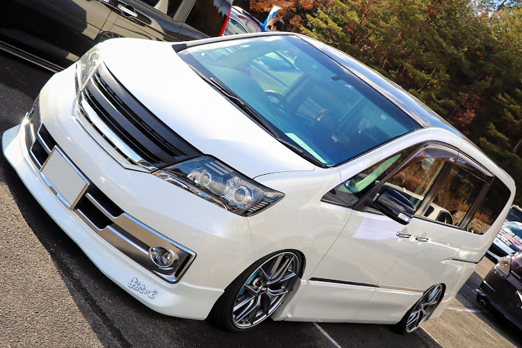 セレナの9月もよろしくお願いします。・みんなでつくろうホイール図鑑・WORK LS305・BBS CI-R・次はRG-Rに関するカスタム事例の投稿画像2枚目