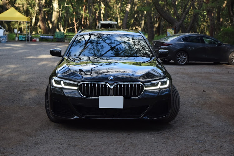 5シリーズ ツーリングの松林 part ２・ボディーに映る景色・良いね👍️に感激・皆さまに感謝・G31  ソフィストグレーに関するカスタム事例の投稿画像1枚目