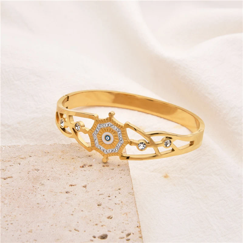 Pulseira de aço titânio com micro diamantes, design moderno e elegante, perfeita para uso diário, durabilidade e estilo.
