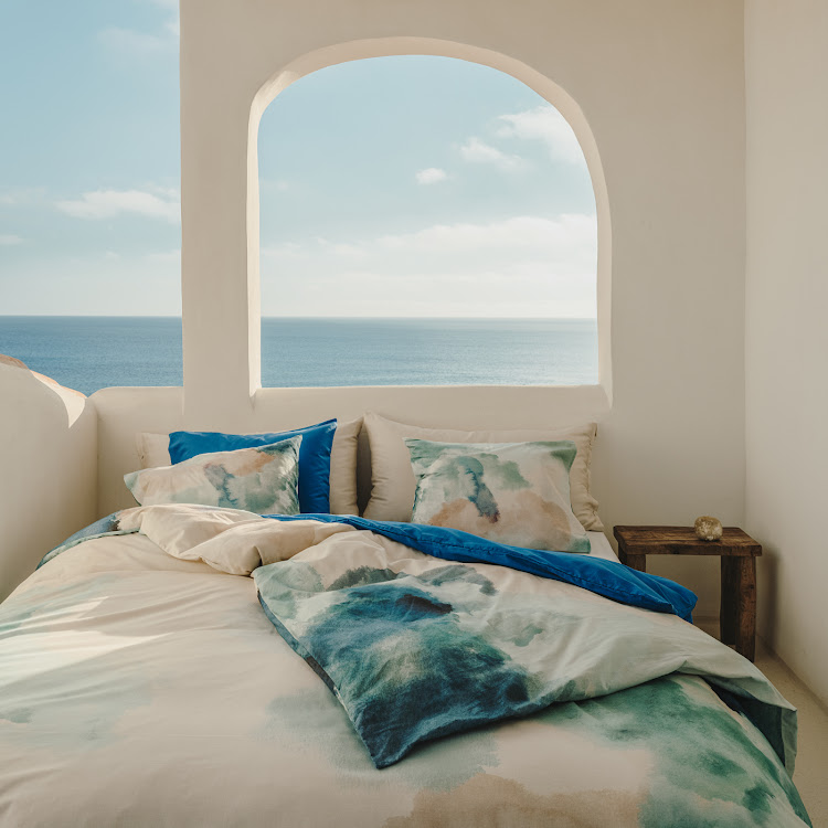 Capture the tranquil feel of a calm azure sea with this gorgeous bed linen from H&M Home's Blue Island collection.