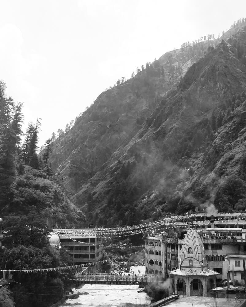 sikh temple gurudwara manikaran sahib above parvati river in parvati valley