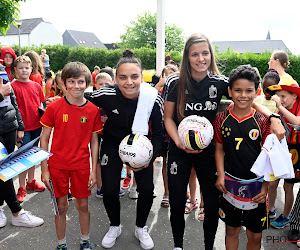 📷 Vlammen naar het EK: Flames bezoeken scholen om fans wakker te maken voor EK