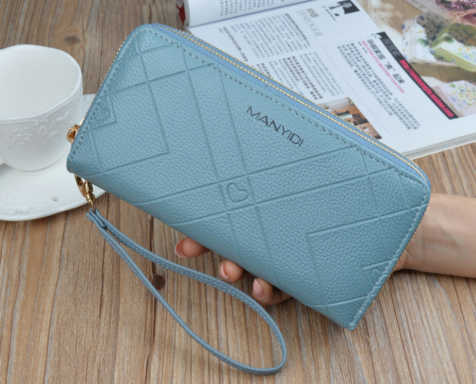 Cartera de gran capacidad con doble cremallera para organizar todo. Amplio espacio, segura y práctica para el uso diario, ideal para viajes.