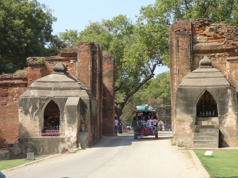 old bagan - THARABAR GATE