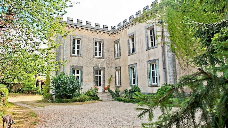 Vente château  650 m² à Lessac (16500), 837 400 €