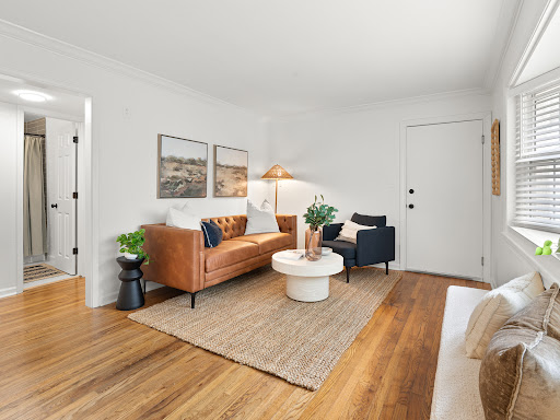 Buy this luxury property in Atlanta (United States) - Living room with brown leather sofa