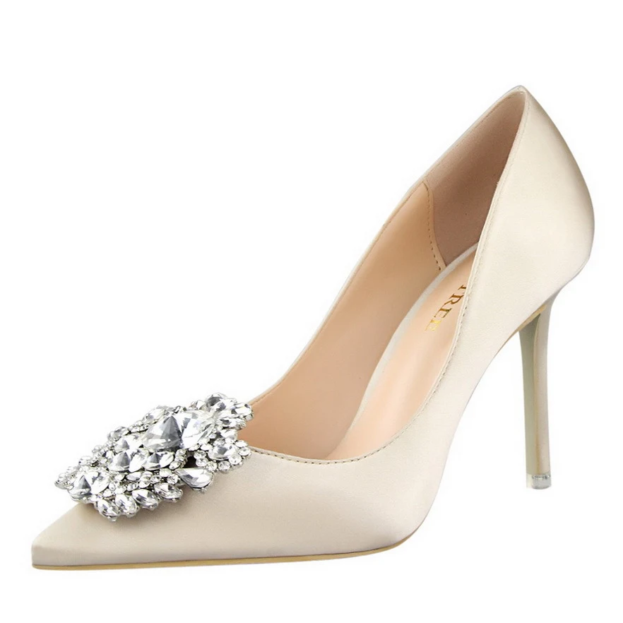 Sapatos de salto alto pretos femininos Stiletto profissionais em couro bico fino Elegância e sofisticação para mulheres de sucesso