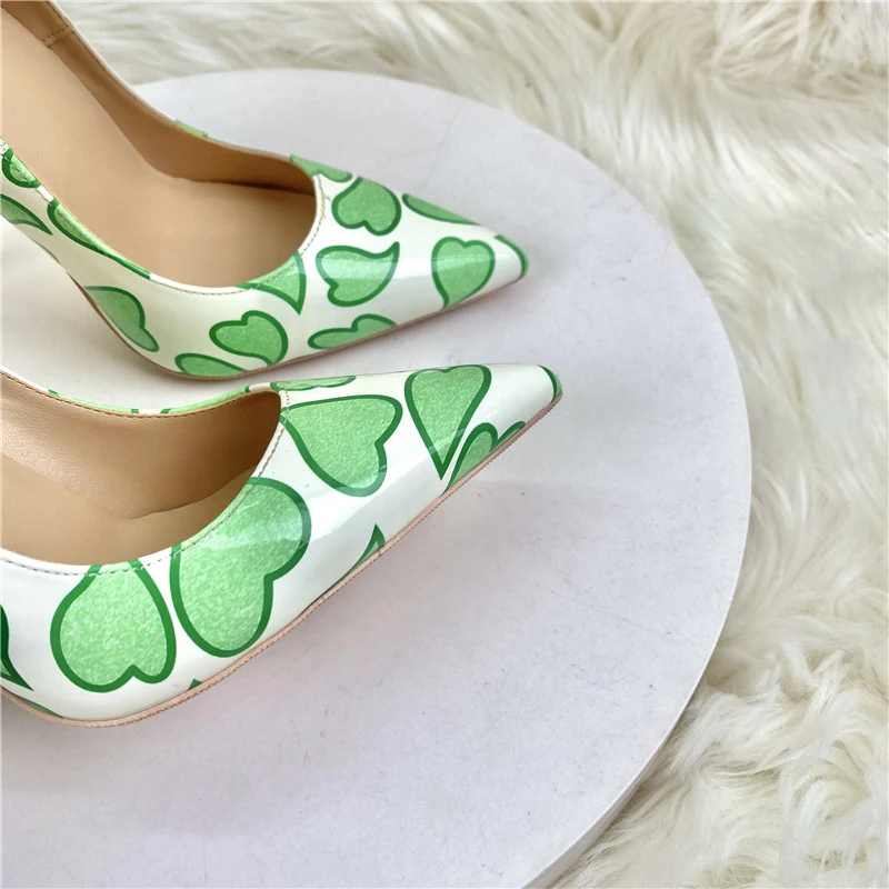 Escarpins à talons aiguilles en cuir verni pour femmes. L'élégance ultime pour vos soirées et événements. Un style audacieux et féminin.