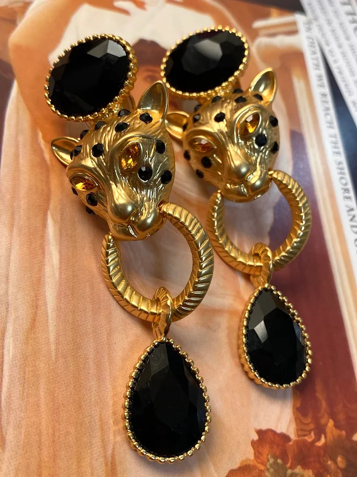Heavy Industry Retro oorclip van matgoud met reliëf, geen piercing, vintage stijl, elegant, modern en uniek.