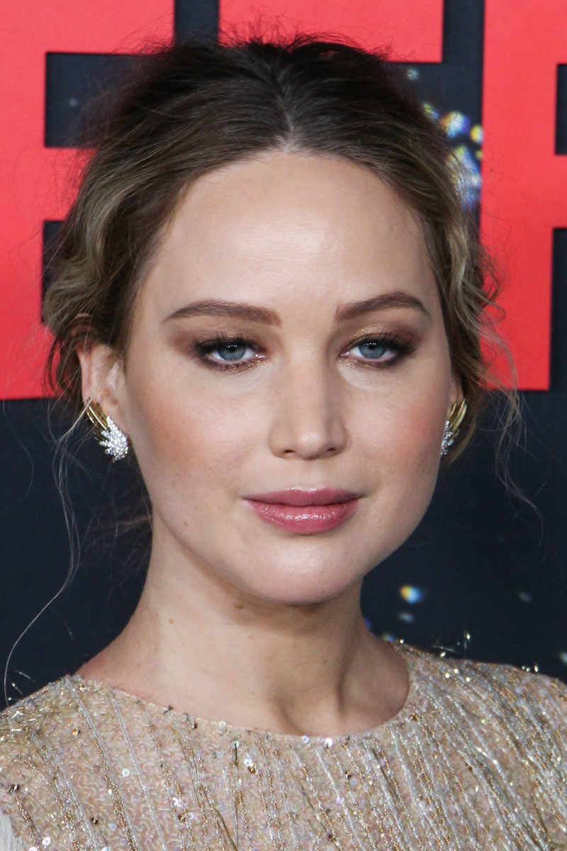 jennifer lawrence in a red carpet makeup look