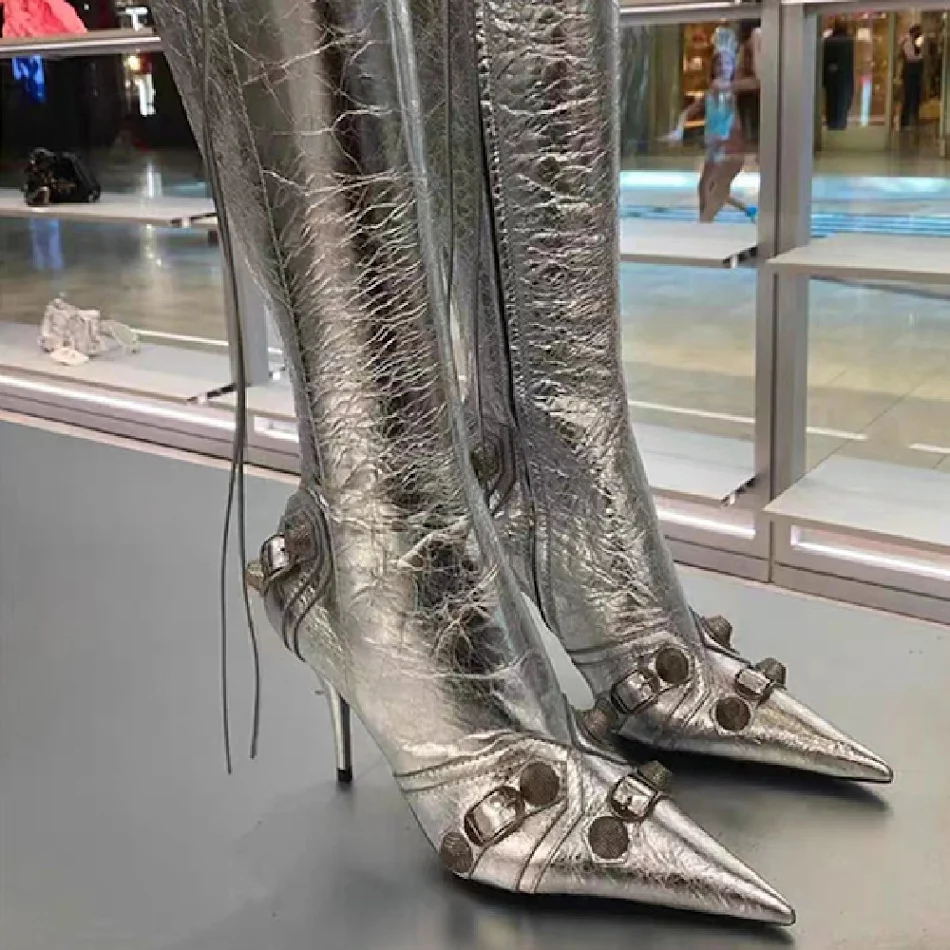 Botas altas grandes con hebilla de pasador de remache y tacones altos. Zapatos elegantes y modernos para mujeres que buscan estilo y comodidad.