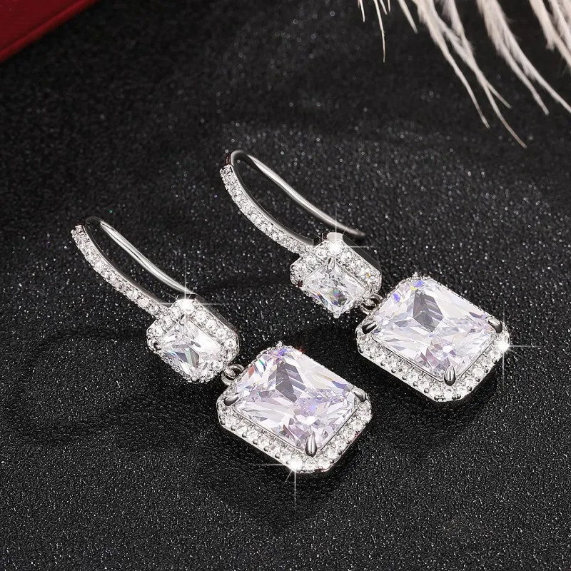 Vrouwen Franse stijl zirkonia oorbellen. Verfraai uw look met deze elegante en sprankelende oorbellen, perfect voor elke gelegenheid. Een tijdloos sieraad.
