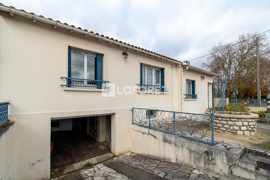 Vente maison 5 pièces 106 m² à Saintes (17100), 196 100 €