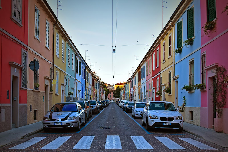 La strada di linee e colori  di utente cancellato