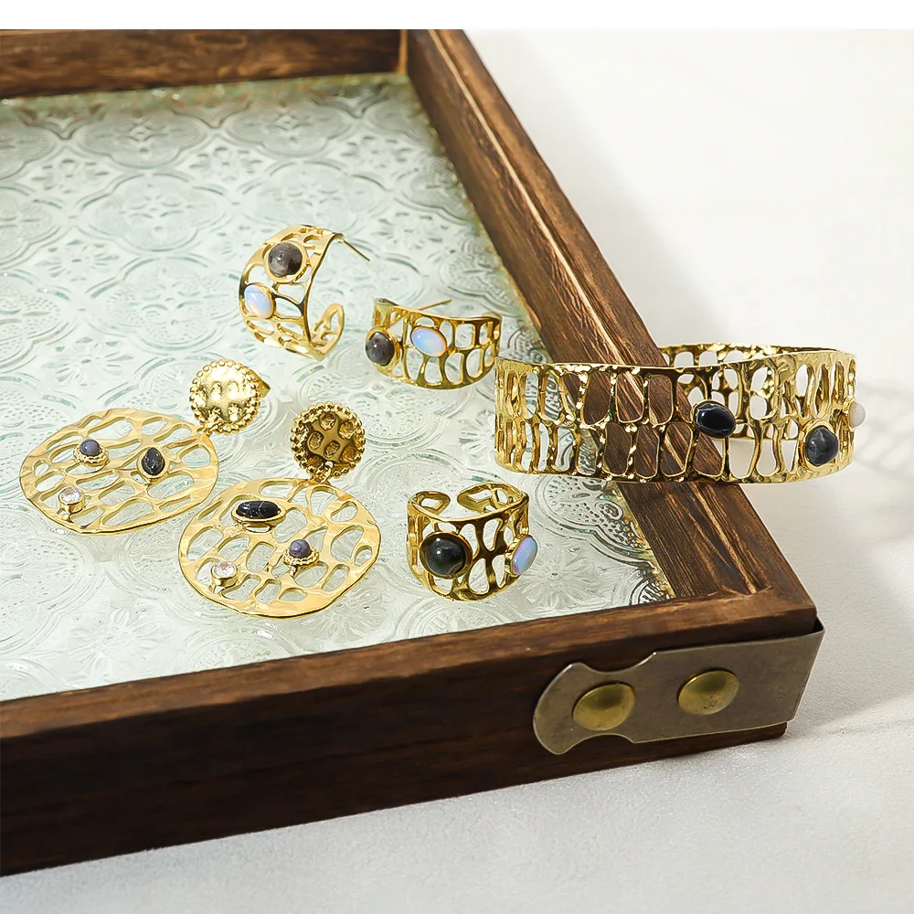 Title 2, Boucles doreilles et bracelet design original ...
