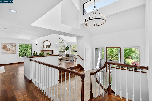 Escalier avec salon lumineux en arrière-plan - Maison de luxe à vendre à Walnut Creek, 6 pièces, 5 chambres