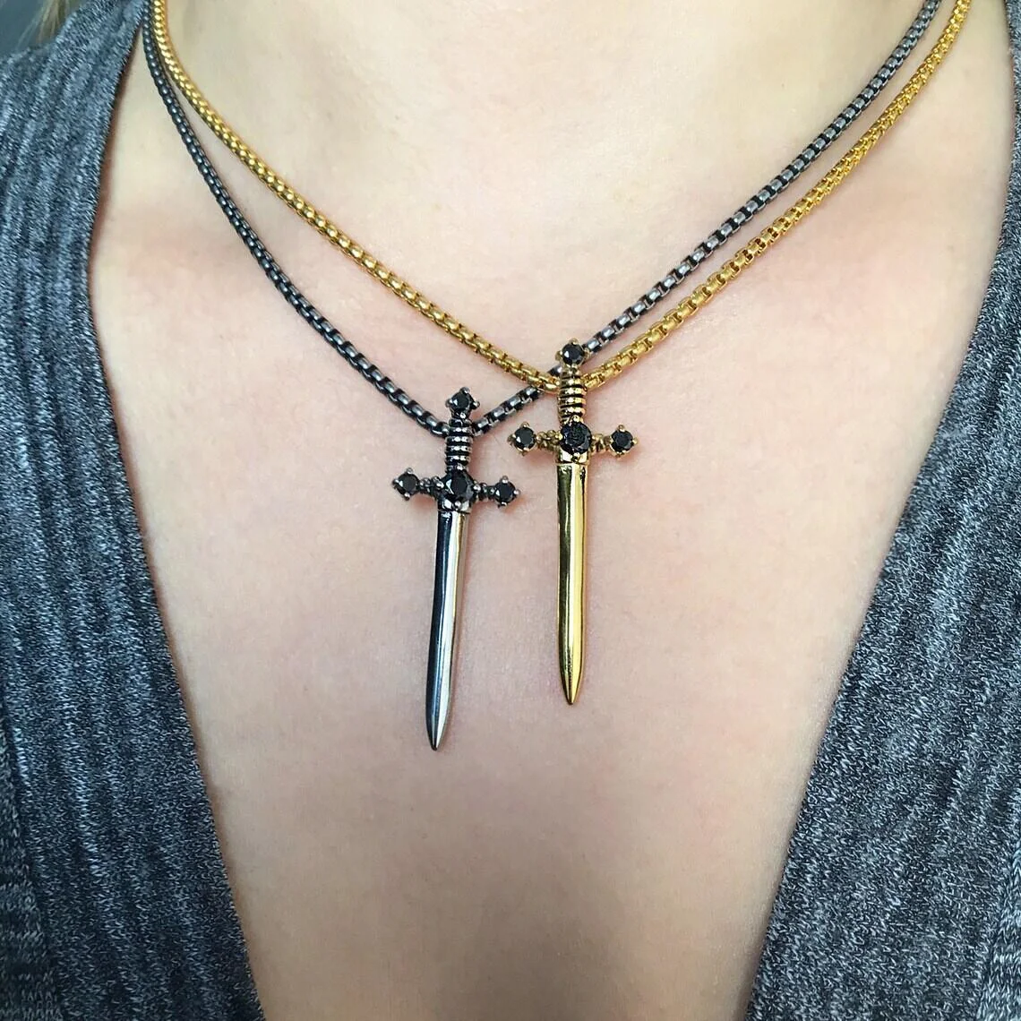 Title 3, Collier croix dague pour femmes, un bijou signi...