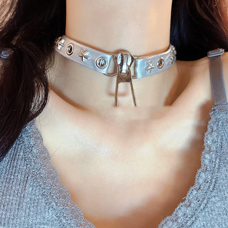Collier chaîne en cuir léger et luxueux pour minorités. Accessoire de mode pour rehausser votre style avec sophistication et une touche moderne.