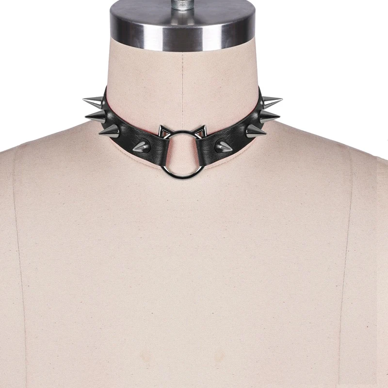 Collier en cuir Alloy à pointes pour femme, tête de chat, un accessoire audacieux et élégant, parfait pour un look félin et sophistiqué.