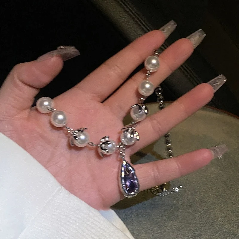 Collier à point de perles goutte violet pour femmes, un bijou élégant et féminin, parfait pour sublimer n'importe quelle tenue.