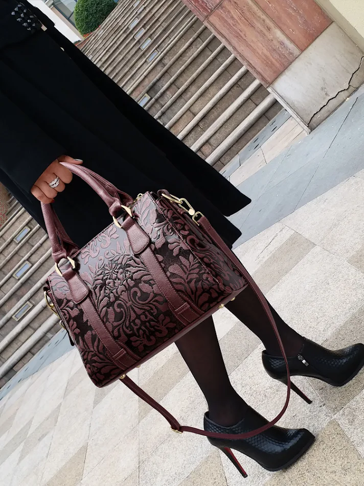 Bolso bandolera para mamá con gran capacidad, espacioso, para llevar todo lo esencial del bebé y más, perfecto para mamás activas.