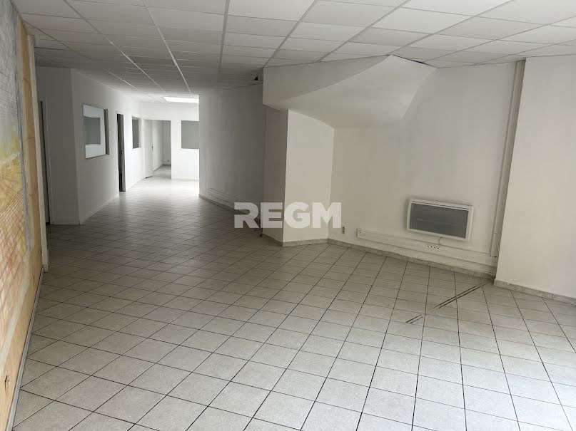 Location  locaux professionnels  132 m² à Salon-de-Provence (13300), 2 200 €