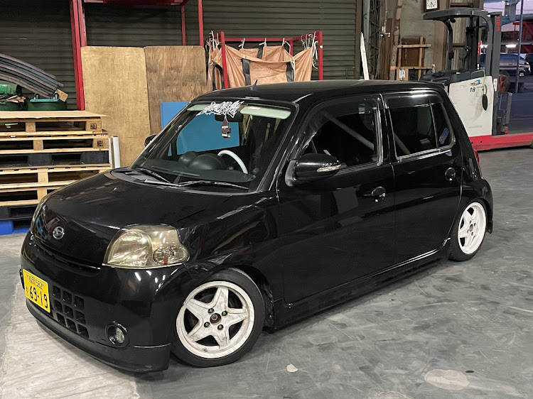 エッセのホイールの色・車検切れ・サーキット行きたい・何かしたいけど・シャコタンにしたい….に関するカスタム事例の投稿画像1枚目