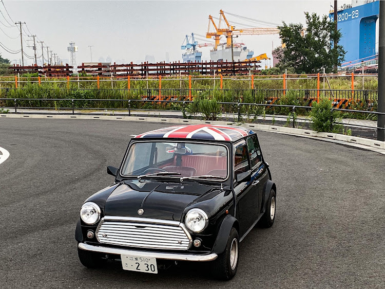 カローラスポーツのminicooper・クラシックミニ・二度の遭遇はもはや偶然という名の必然か！・またお会いしましょう！・オーナーさんもシャレオツだし🤣に関するカスタム事例の投稿画像4枚目