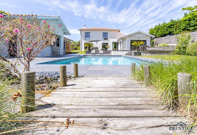 Maison avec piscine et terrasse 1