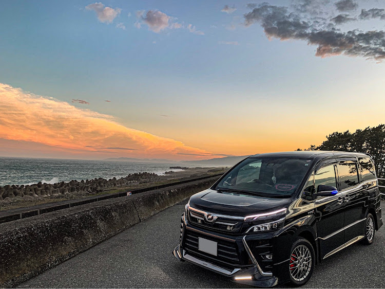 ヴォクシーの皆さんこんばんは・TEAM Excitación・黄昏夕陽・夕陽に照らされて・海と愛車に関するカスタム事例の投稿画像5枚目