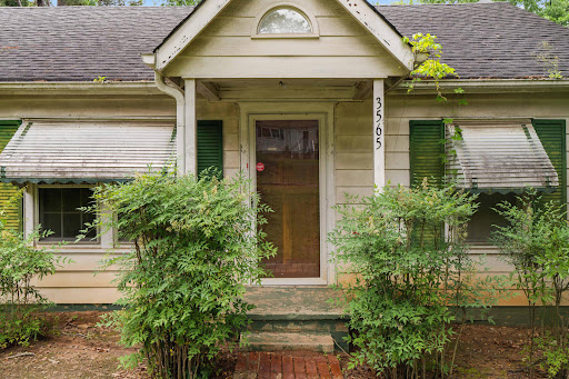 House facade with porch - Land purchase in Atlanta
