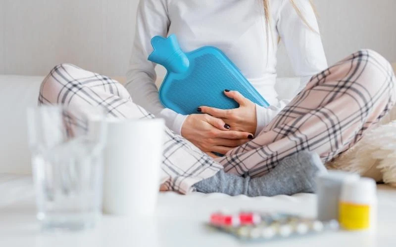 Dùng túi chườm ấm giảm đau bụng kinh