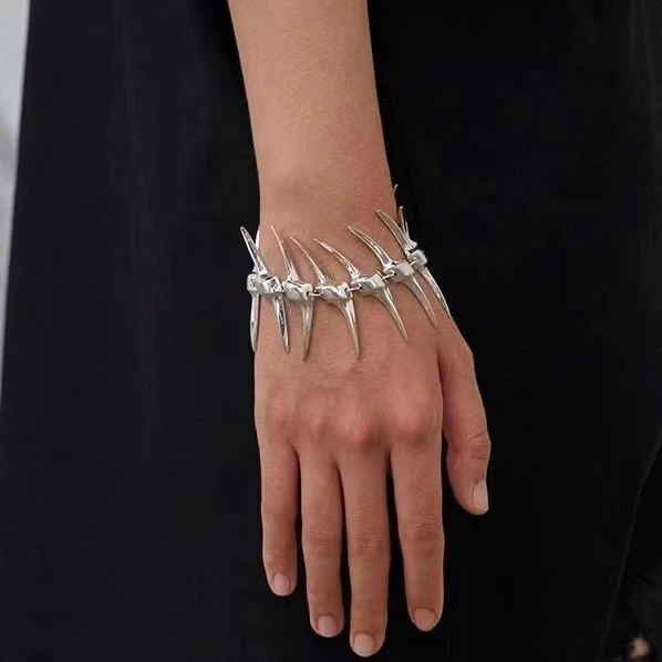 Pulseira original de moda para casais com design de espinha de peixe, chifre e espinho prateado, estilo igual. Ideal para casais modernos.