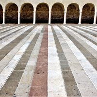 Piazza inferiore basilica di S. francesco d'Assisi  di 