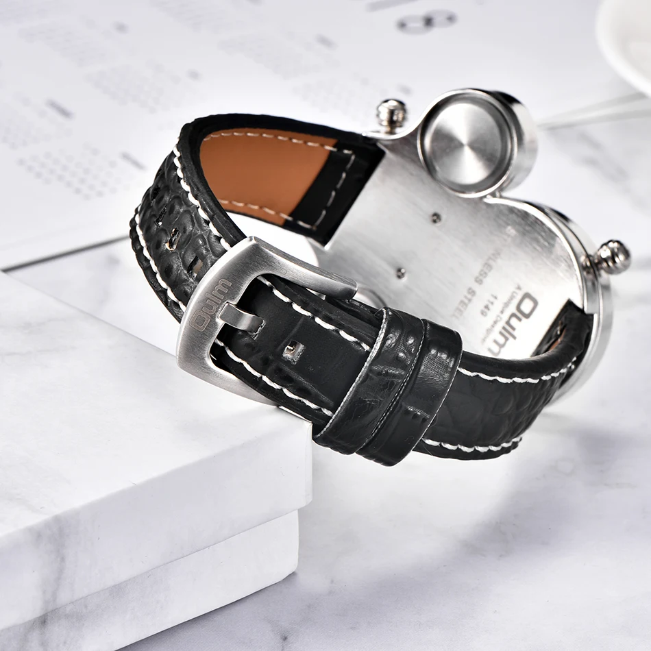 Montre à quartz à bracelet pour l'extérieur à double mouvement. Robuste, précise, idéale pour les activités en plein air et les aventures.
