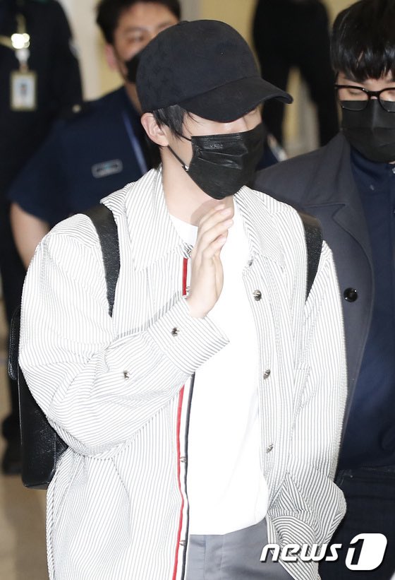 Jin United on X: @BTS_twt Kmedia say that BTS Jin airport fashion is suit  with korea's weather (on 21th) , Jin, who departed for schedule on the 9th,  chose a blue-white striped