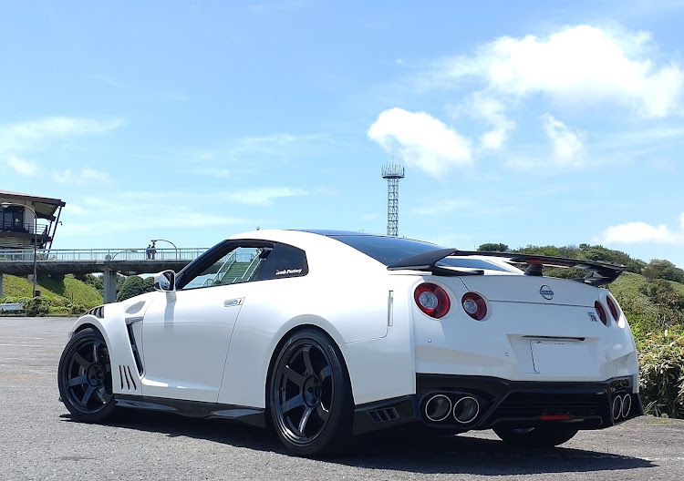 NISSAN GT-Rの斜め45度後方の美学・TE37 SAGA S-Plus・RushFactory・TOPSECRET・ENDLESSに関するカスタム事例の投稿画像1枚目