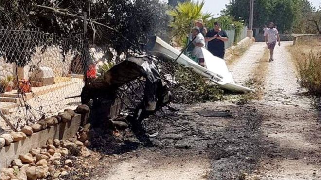 INCENDIOS F BALEARES The wreckage of the plane landed in a town's road