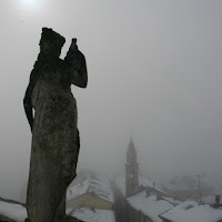 Neve e nebbia sui tetti di 