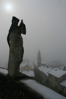 Neve e nebbia sui tetti di Narì