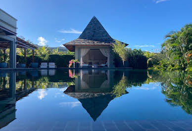 Villa avec piscine et jardin 1